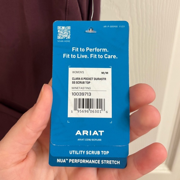 NWT Ariat Clara 6 Pocket Burgundy Scrub Top Size M - Picture 6 of 9